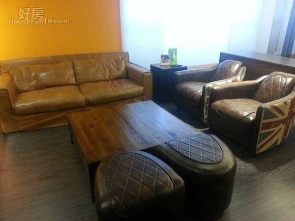 2.客廳的仿舊沙發全是新買的,為了風水考量靠牆擺放,兩張英式單人沙發後面也有矮櫃。