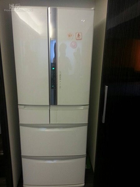 4.冰箱是女主人的財庫,把它放進框框裡藏得很好。