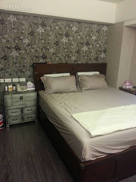 7.夫妻倆的主臥房,仿舊的櫃子與木質地板,有另一番沉靜舒適的氛圍。