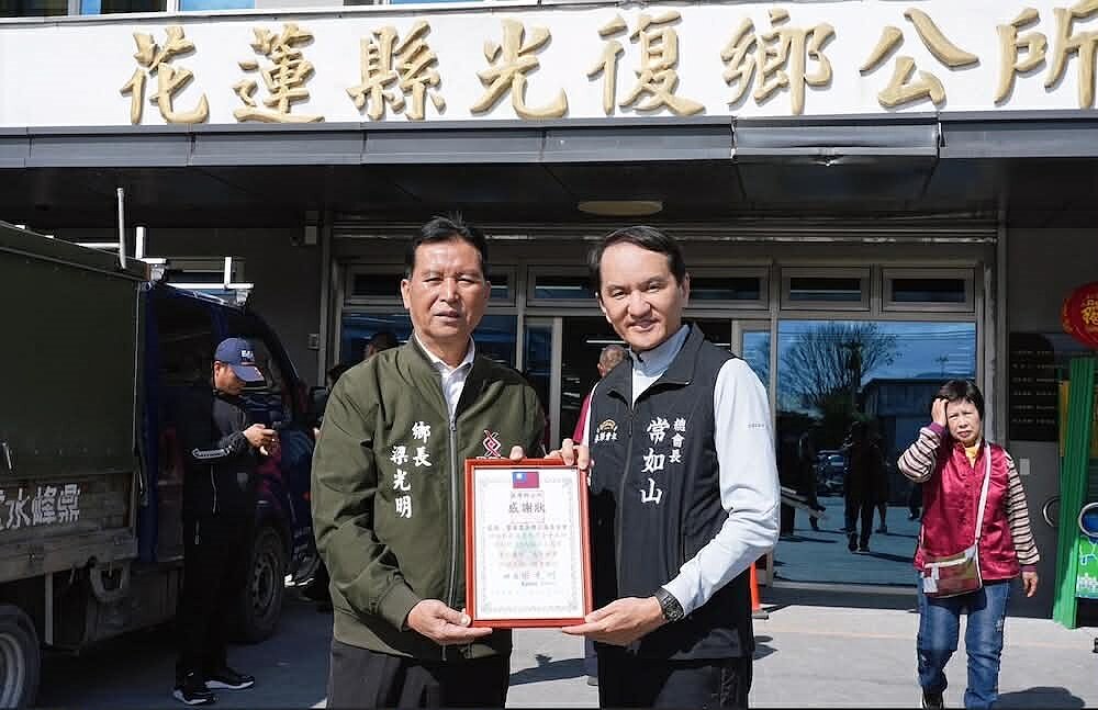 愛爾麗集團總裁常如山再赴花蓮災區，發放800萬元春節敬老紅包，萬榮鄉長梁光明致贈感謝狀。