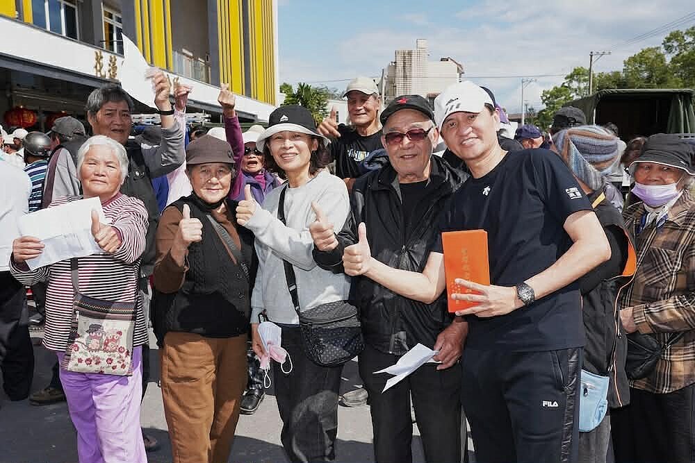 愛爾麗集團總裁常如山發放春節紅包，讓花蓮災區長者能過好年。