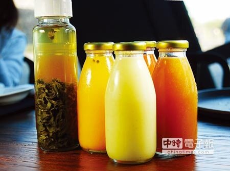 ▲在〈蘭舍〉用餐或下午茶,可以買一瓶用百香果、芭樂、葡萄與胡蘿蔔等在地水果現榨的新鮮果汁,以及冷泡茶,非常好喝。圖/姚舜