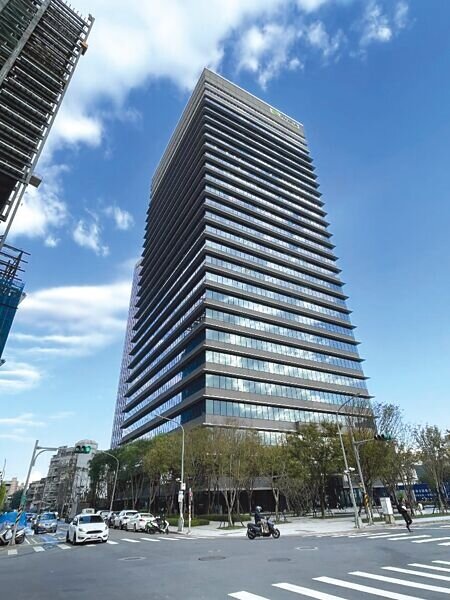 
台北市南港「潤泰玉成廣場」首度對外開箱，大手筆設置具備10,000kW以上契約容量、相當於3棟~4棟國貿大樓的供電量，讓輝達執行長黃仁勳也按讚。圖∕蔡惠芳
