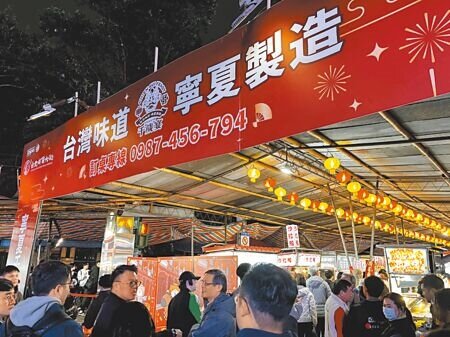 
台北市寧夏夜市農曆春節前夕架設棚架，遭民眾抱怨油煙味道過重，也可能影響鄰里安全。（孫敬攝）
