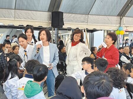 
台中市政府11日舉行子國中一期校舍落成暨二期校舍動土典禮，台中市長盧秀燕（站立者右一）點名立委何欣純（站立者右三）出題與小朋友互動。（馮惠宜攝）
