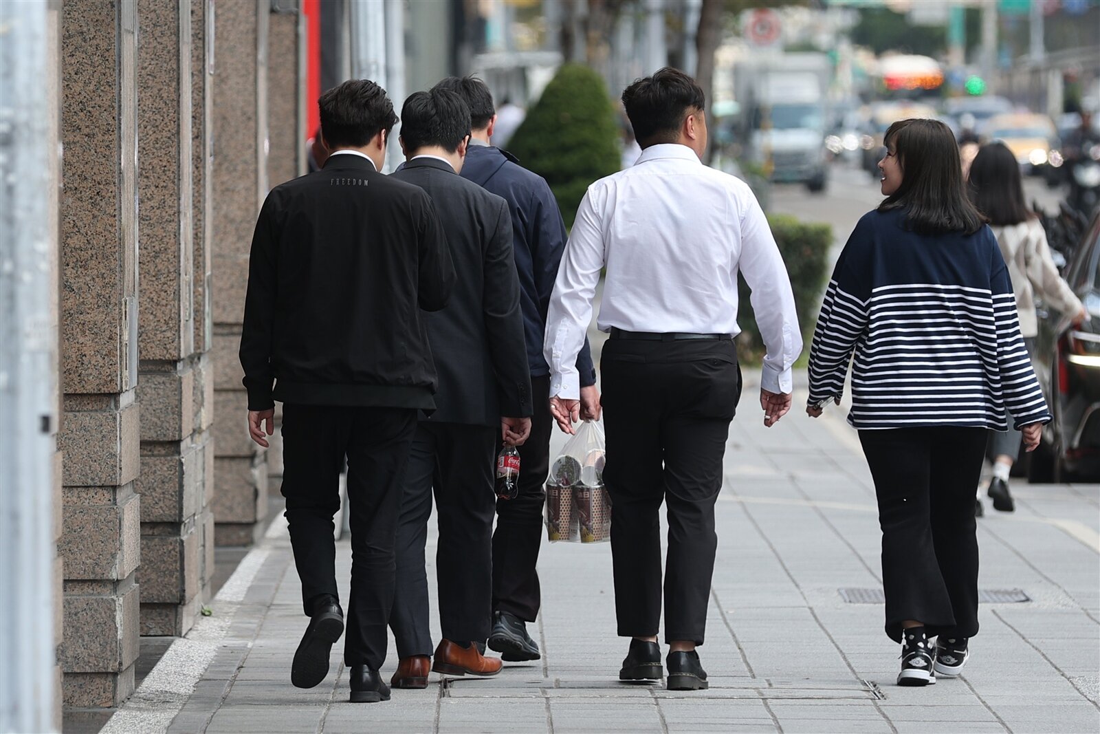 去年勞工平均經常性薪資成長超過3%，卻不是雨露均露，近七成勞工領不到平均薪資。 聯合報系資料照