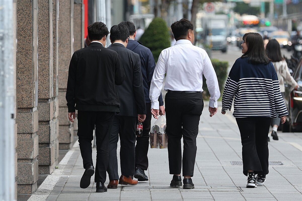 去年勞工平均經常性薪資成長超過3%，卻不是雨露均露，近七成勞工領不到平均薪資。 聯合報系資料照