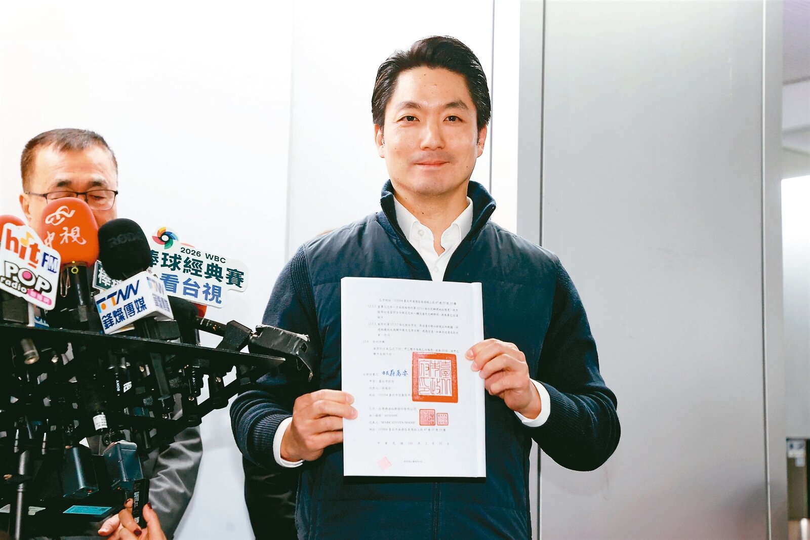 輝達北士科總部簽約，台北市長蔣萬安秀出地上權簽約文件。記者林伯東／攝影 