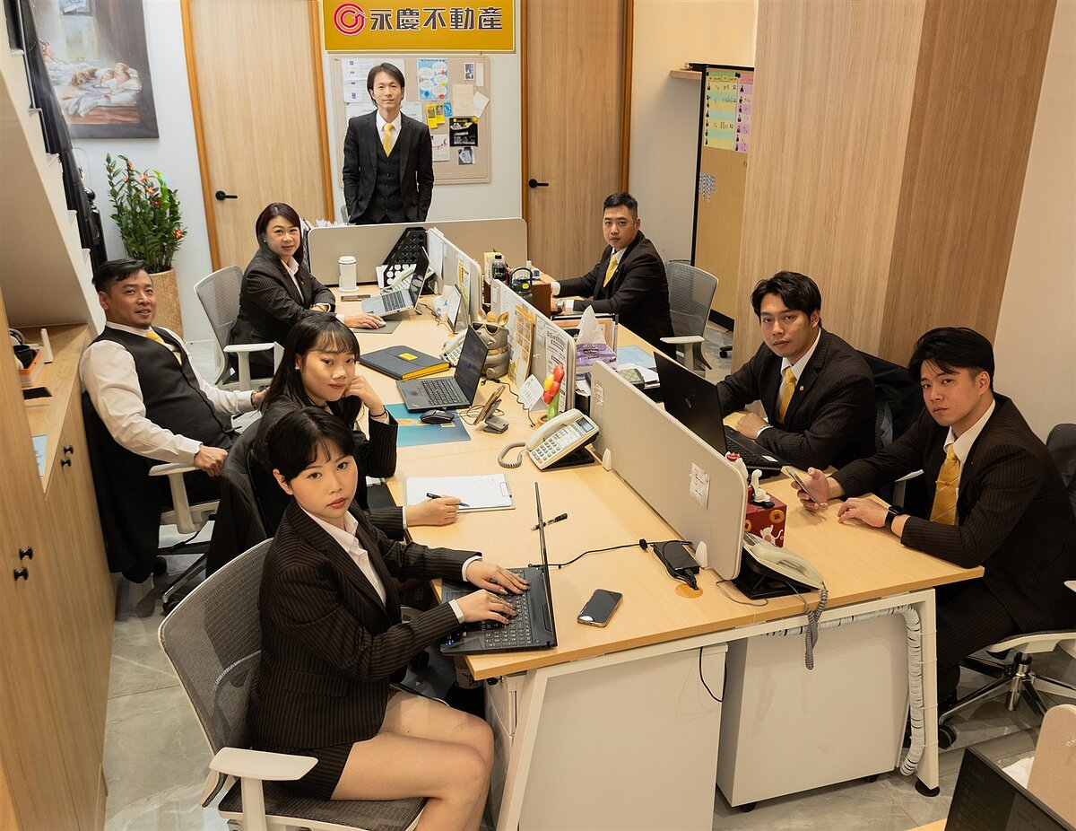 永慶不動產A7文青豐岳加盟店團隊展現專業與協作精神，由翁志強店東親自培訓每位同仁，打造值得信賴的房仲團隊。圖／永慶房產集團提供