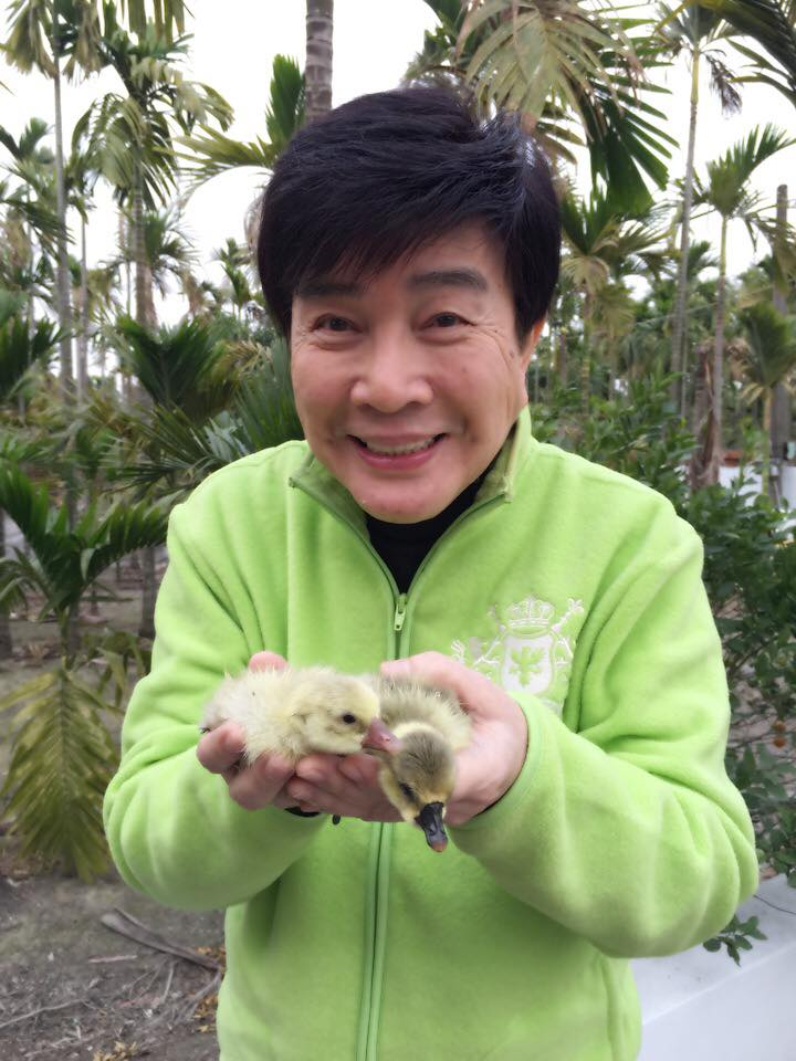 謝雷一生未婚,收了3個乾兒子,也常把他們找來豪宅互尬羽毛球。(翻攝自謝雷臉書)