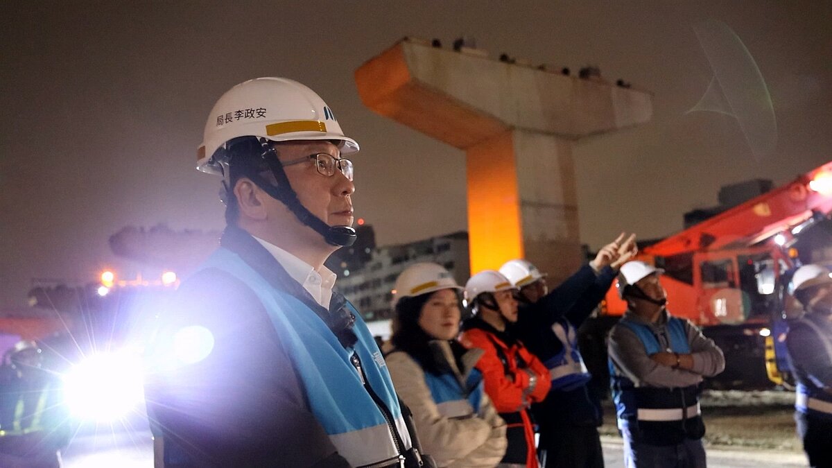 新北捷運土城樹林線CQ890標(樹林段)工程，12日凌晨順利完成首跨預鑄U型梁吊裝作業，新北捷運工程局長李政安坐鎮第一線。圖／新北市捷運局提供
