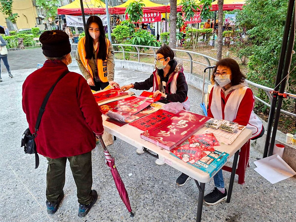 永慶房屋擔任活動好幫手，協助發送春節物資，為里民送上滿滿新年祝福。