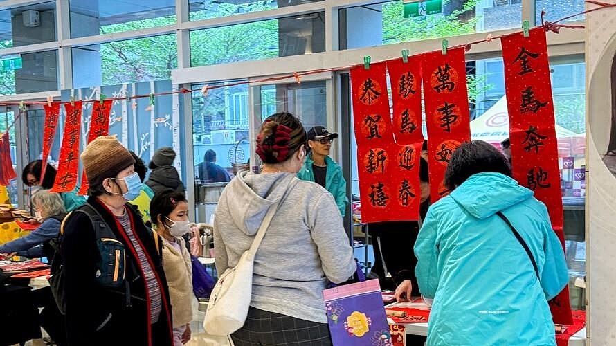 台北市大安區大學里辦公處提供免費春聯，歡迎民眾帶回家布置。