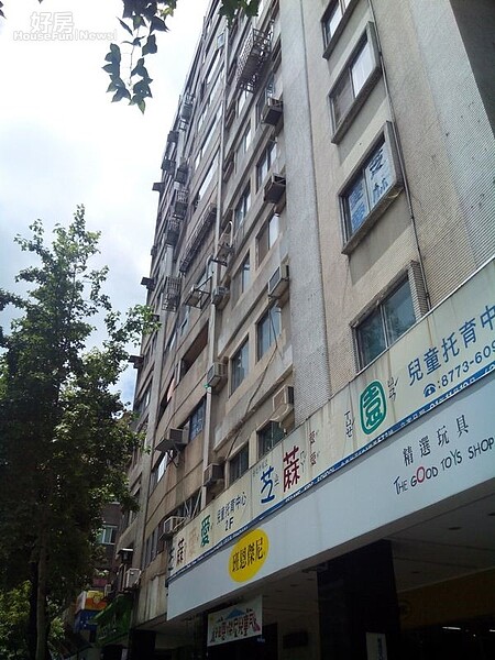 1屋齡逾35年的「彩虹大廈」,外觀稍嫌老舊,但整體仍是相當新穎。