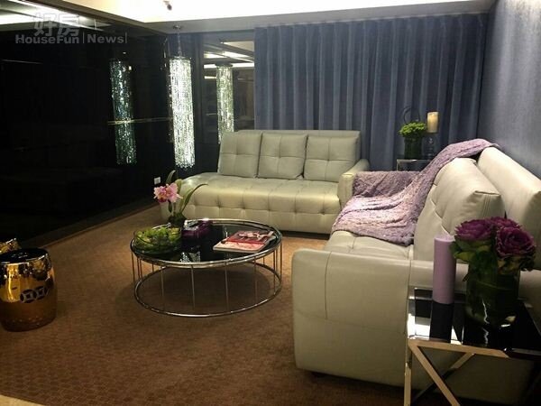 
3.迎賓廳設計了客廳區，米白色牛皮沙發，搭配圓型黑面鏡桌，時尚大器。