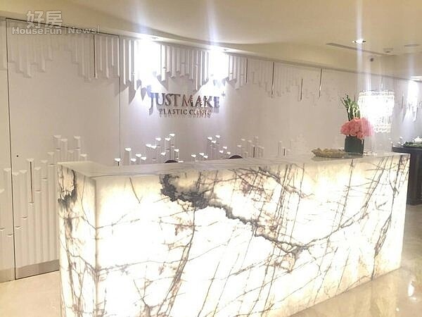 
5.大理石紋路的櫃台很有時尚感，英文just make高掛在牆上。