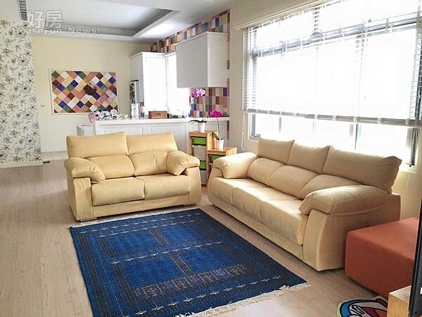 
3.客聽以鵝黃色沙發搭配藍色地毯，刻意不擺茶几。