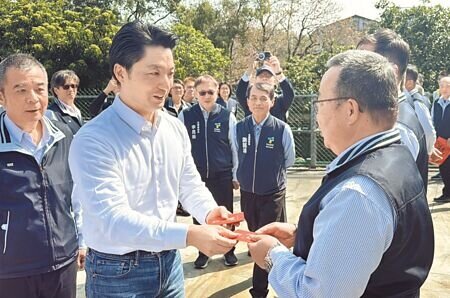 
台北市長蔣萬安（中）12日前往大南客運北投站拜年並致贈慰問金，感謝公車業者及駕駛長辛勞付出。（張珈瑄攝）
