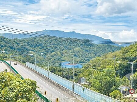 
為緩解基隆市信義區上下班尖峰時間車潮，基隆市政府舉辦台62甲線新增匝道方案協商會議，提出增設深澳坑路匝道、孝東路匝道增設聯絡道等2項方案。圖為台62甲深澳坑段。（張志康攝）
