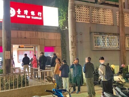 
過年應景要包紅包換領新鈔，不少民眾在晚上冒著寒風到銀行提款機前排隊領錢。（郭良傑攝）
