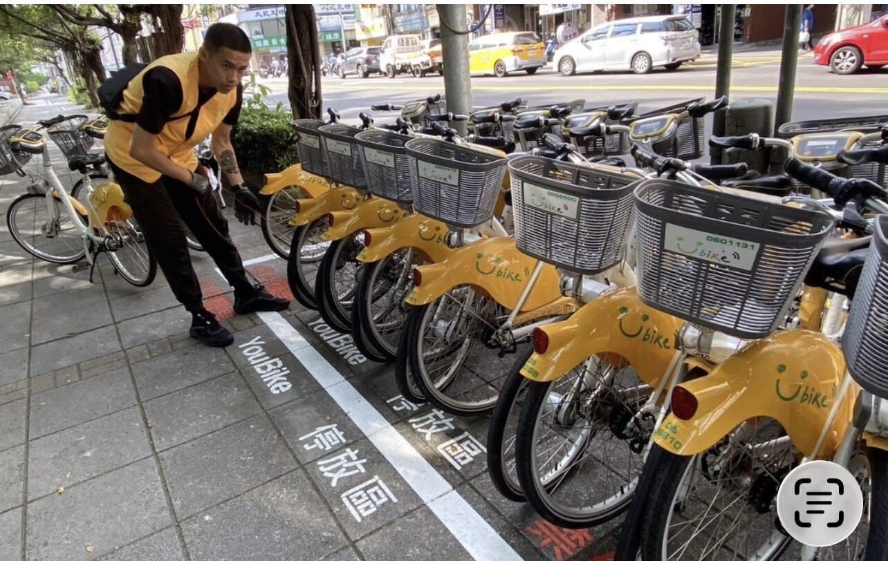 YouBike成為公共運輸最後一哩路，台中傳出有使用者故意改裝車輛，業者將求償。圖中人物非當事人。本報資料照片 