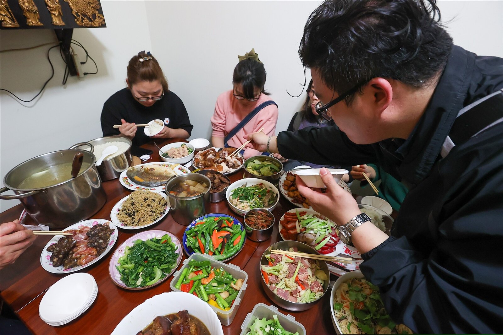 除夕圍爐象徵全家團圓，命理師提醒仍有三大地雷話題要避免。(本報資料照片) 