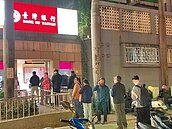 台南春節換新鈔　ATM深夜大排長龍