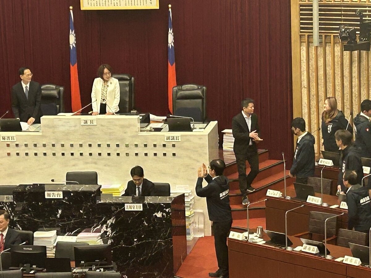 高雄市議長康裕成敲槌宣布第四屆第十次臨時會閉幕，但眾所關注的營建工程剩餘土石方管理自治條例修正案，沒有通過。記者徐白櫻／攝影