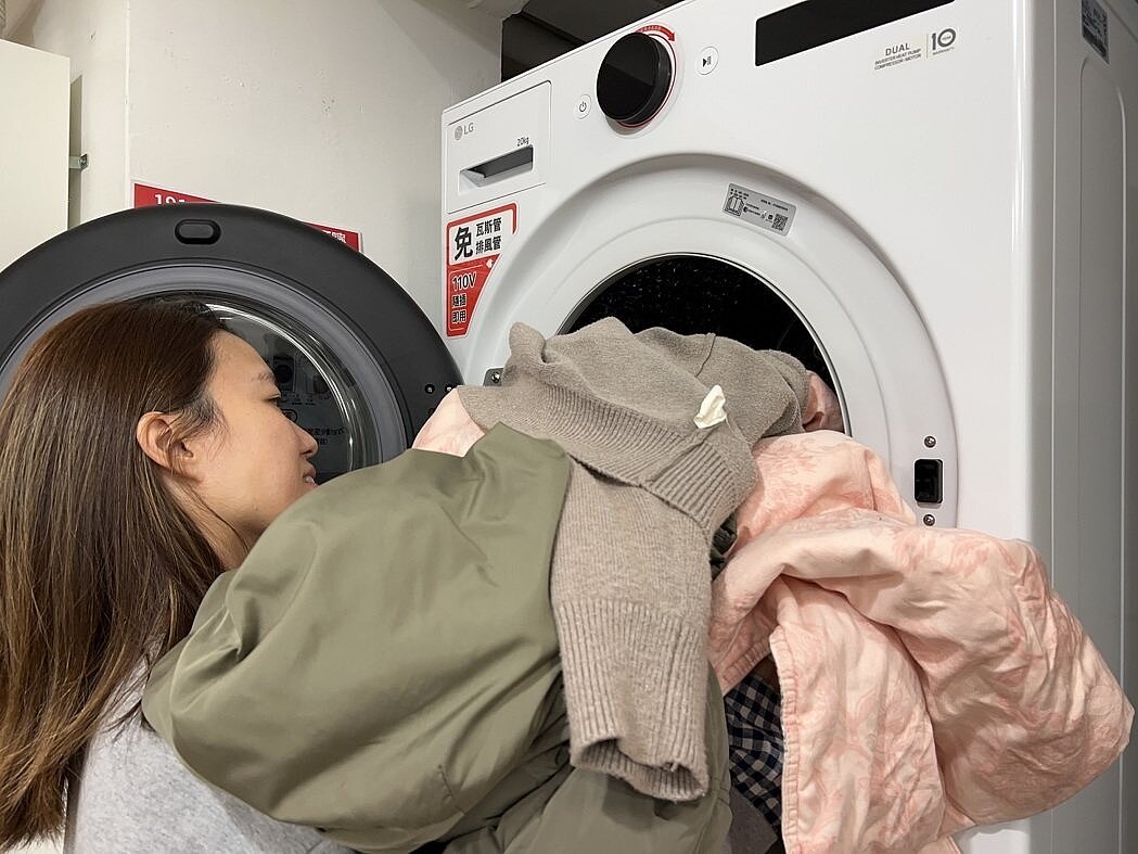 年前待洗衣物堆積如山，可仰賴科技家電減輕家事負擔。圖／486團購提供