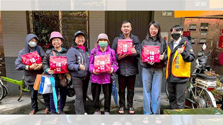 台北市信義區大道里辦公處迎春活動，準備限量福袋抽獎活動，吸引許多里民到場排隊。