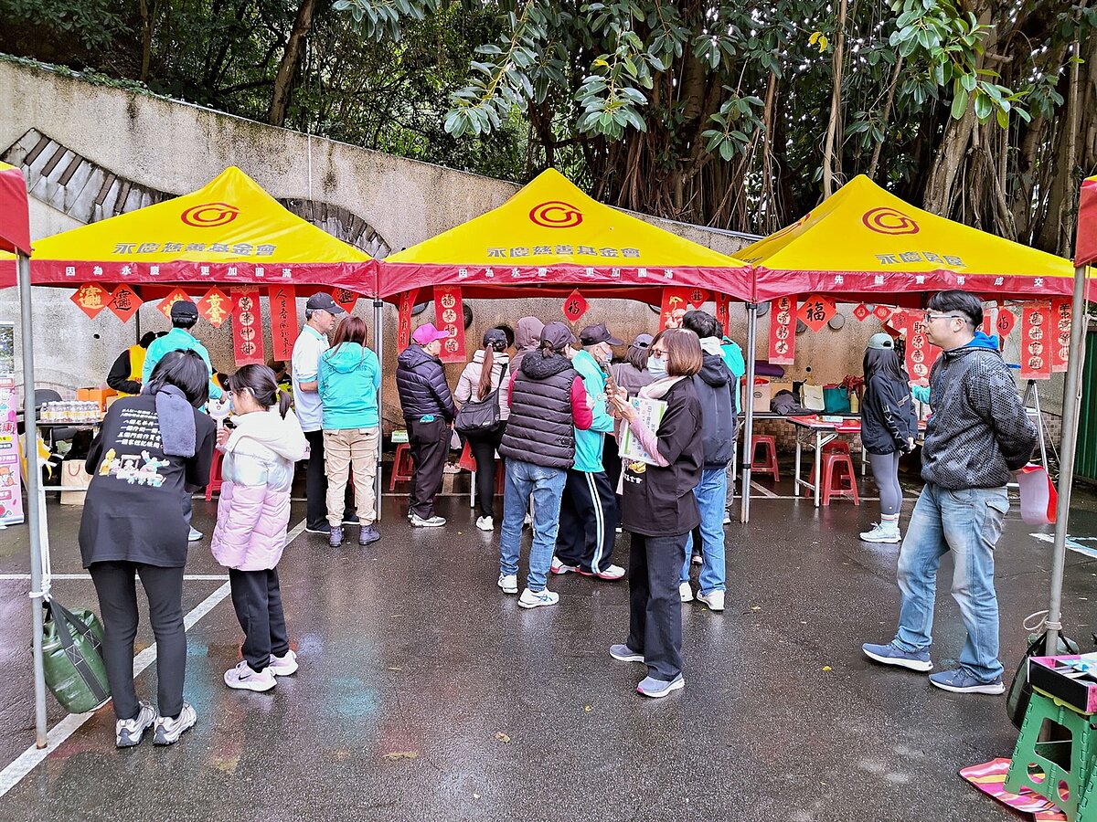台北市內湖區金龍里辦公處舉辦「新春揮毫暨除舊布新市集」，里民踴躍參與，共同迎接新年到來。