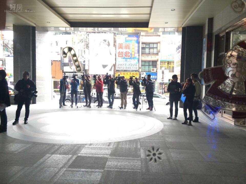 聯開案住戶並非一面倒排斥公共住宅，也有善心住戶力挺，圖為「冠德美麗台北」社區大門。（住戶張瑜晏提供）