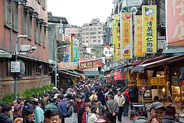 龍山寺附近有許多美食小吃，但由於是觀光區，人潮帶來的生活品質下滑也是需要注意的環節之一。