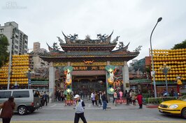 龍山寺為台北重要廟宇之一，其神聖性無庸置疑；但已居住考量而言，寺廟屬台灣人的嫌惡設施，且大量的觀光人潮容易產生治安、交通等問題，所以也並非所有的人都接受居住在廟宇旁。
