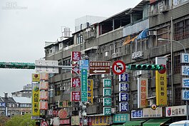 大理街也就是艋舺服飾型象商圈就在此樓的正對面，在買衣服上的便利性也比許多區域高許多。