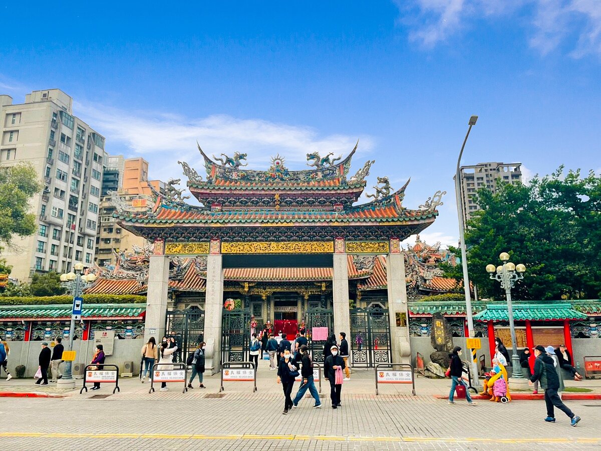 艋舺龍山寺周邊有不少屋齡較新的中古社區，也使得艋舺龍山寺周邊房價高於萬華區房價的現象。圖／永慶房產集團提供