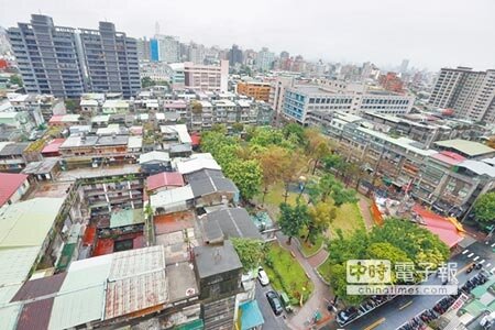 拒當籠民 ↓都發局推動蘭州國宅、斯文里整宅公辦都更,以已廢校的明倫國小作中繼住宅基地。圖為大同區斯文里整宅一期(公園左側)與蘭州國宅(公園右側)。(陳麒全攝)