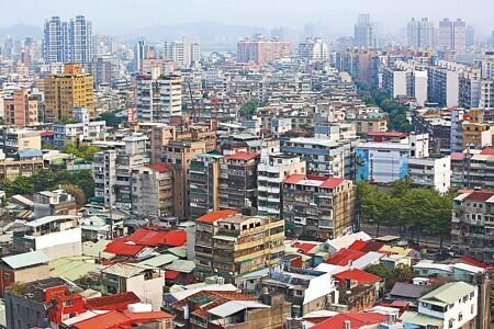 
把停車或避難空間違法改建住家，恐面臨4.8％的最高囤房稅稅率。圖∕本報資料照片

