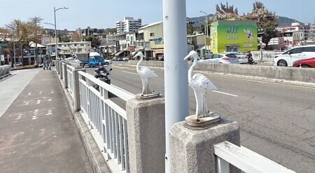 
高雄建國橋使用逾20年，彩虹水幕停用、白鷺鷥造景破損，橋面出現龜裂，地方議員與居民呼籲市府全面檢視並修復翻新。（林雅惠攝）
