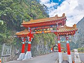 彩繪匠師操刀　太魯閣牌樓重生