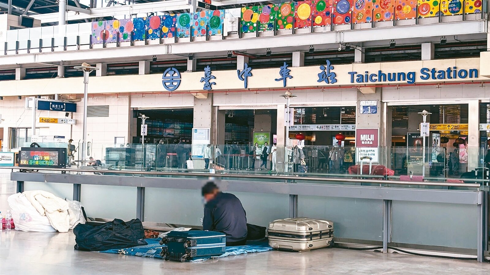 台鐵台中站二樓平台有不少街友露宿，個人物品堆置在樓梯口附近。記者陳敬丰／攝影 