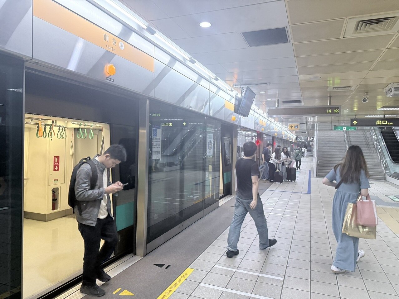 高捷紅線正興建兩條延伸線，未來營運總長將達五十五公里，列車全線行程需耗時一百分鐘，市郊民眾認為通勤時間過長，建議比照北部機場捷運建置「快速直達車」。記者宋原彰／攝影 