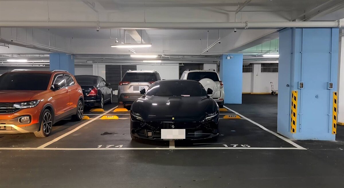 有錢人炫富？逾千萬法拉利超跑占2車格，基隆市府回應了。圖／讀者提供