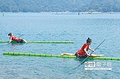 渡日月潭　一根竹竿就行