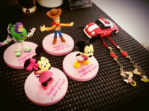 Jasmine小米兒本身重度迪士尼控,經常飛到日本搜刮周邊產品,因此房間內到處可見玩具、公仔、吊飾…等迪士尼收藏品。