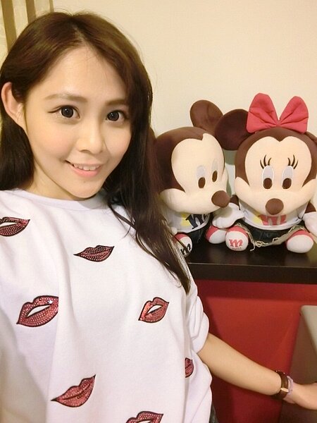 身為迪士尼控,枕頭套圖案是米奇也是相當合理,Jasmine小米兒認為這樣無論晚上睡前早上起床、閉眼前或睜開眼看到的都是米奇,心情就會大好!