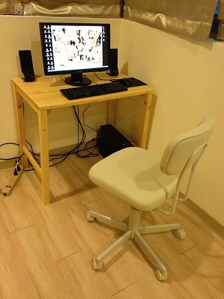 8.臥房內放的電腦H不常用,看起來很乾淨。