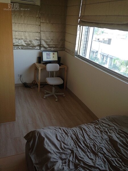 5.房間有著三面大窗戶,從窗戶看出去,依稀可以看到樹木的綠意盎然。