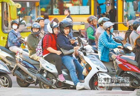 安全上路台灣未滿18歲無照騎機車的死亡率較其他年齡層多10倍，但交通部卻擬將機車考照年齡調降至16歲，引發批評。圖為兩位年輕人騎機車雙載。（王錦河攝） 