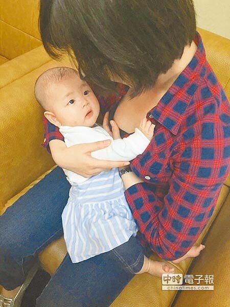 
國健署調查，近2年純母乳哺育率下降，推測因國內友善哺乳環境、家庭支持變少，使得媽媽哺乳意願降低。（陳瑄喻攝）
 